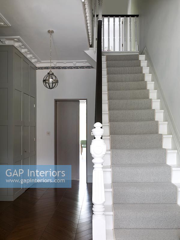 Couloir moderne de style classique avec tapis d'escalier gris