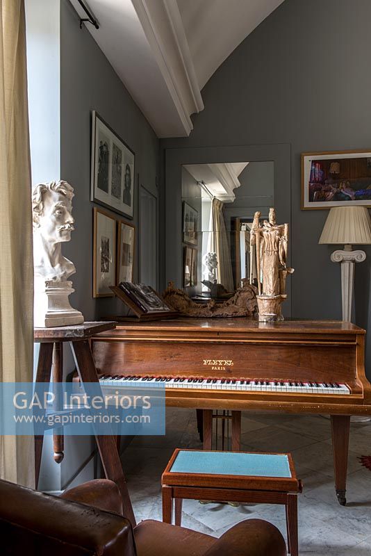 Salon de style classique avec piano