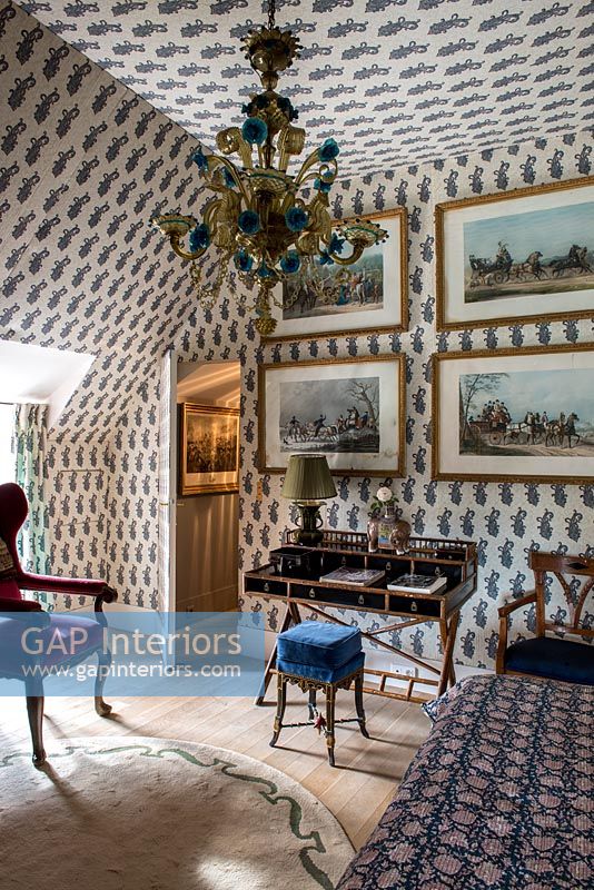 Chambre de style classique éclectique avec mur et plafond tapissés