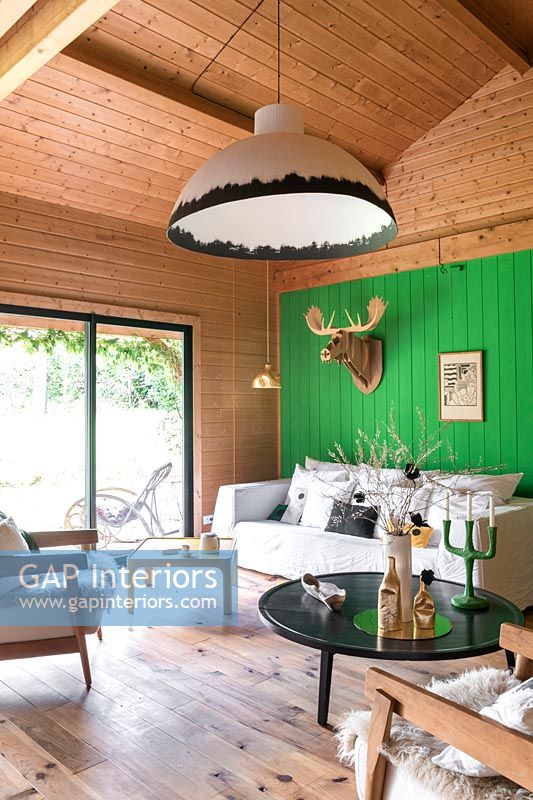 Mur caractéristique peint en vert dans un salon de campagne moderne