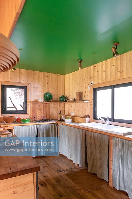 Cuisine de campagne en bois avec plafond peint en vert