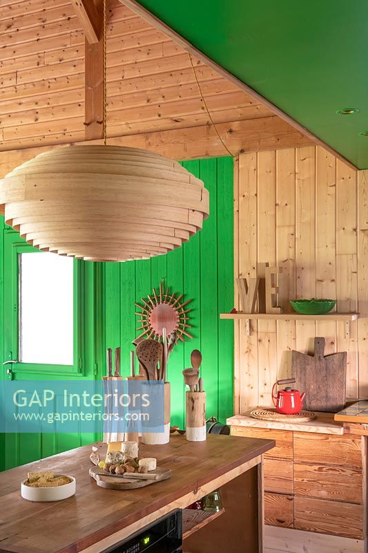 Cuisine de campagne moderne avec mur et plafond peint en vert