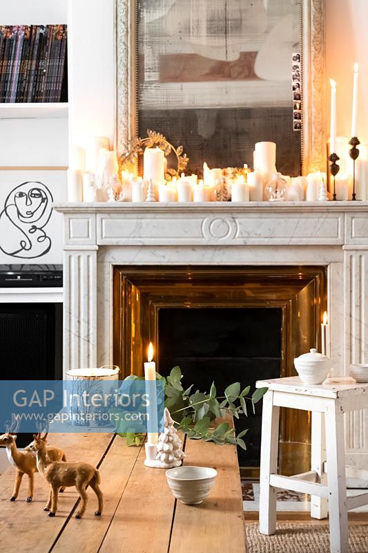 Affichage des bougies sur la cheminée en marbre blanc