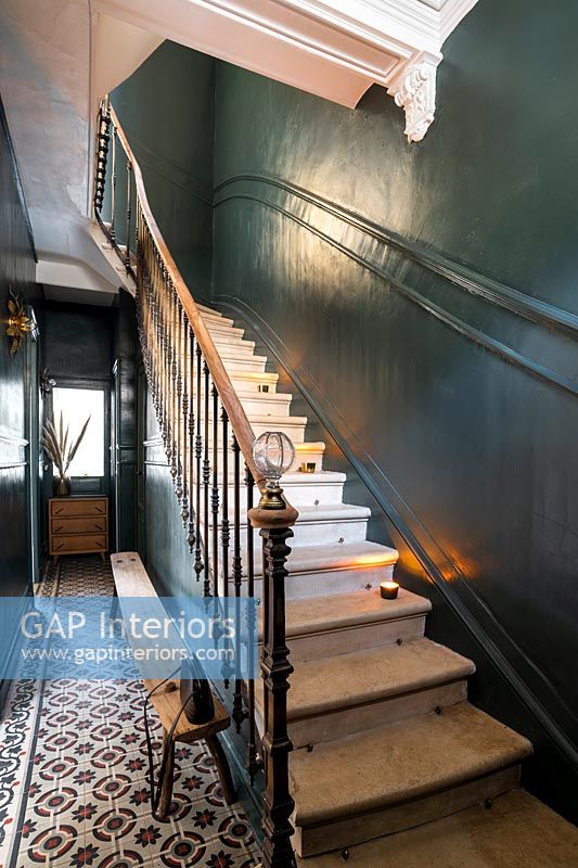 Escalier classique avec murs peints en vert foncé