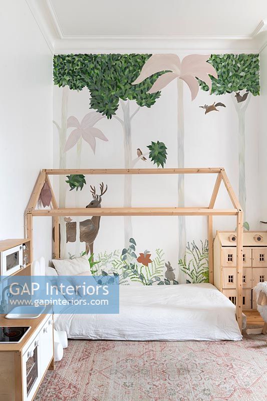 Chambre d'enfants moderne avec lit à ossature bois