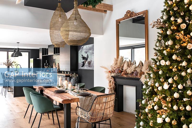 Cuisine-salle à manger moderne décorée pour Noël