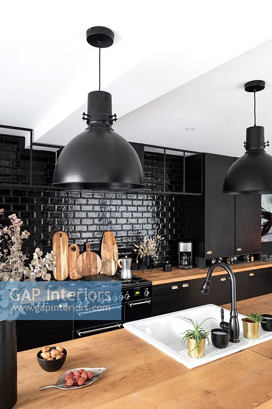 Crépine de carrelage en brique noire dans la cuisine moderne