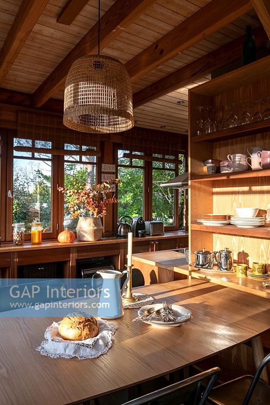 Petite cuisine-salle à manger campagnarde en bois