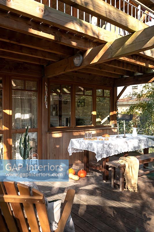 Salle à manger extérieure sur la terrasse à côté de la cabane en bois