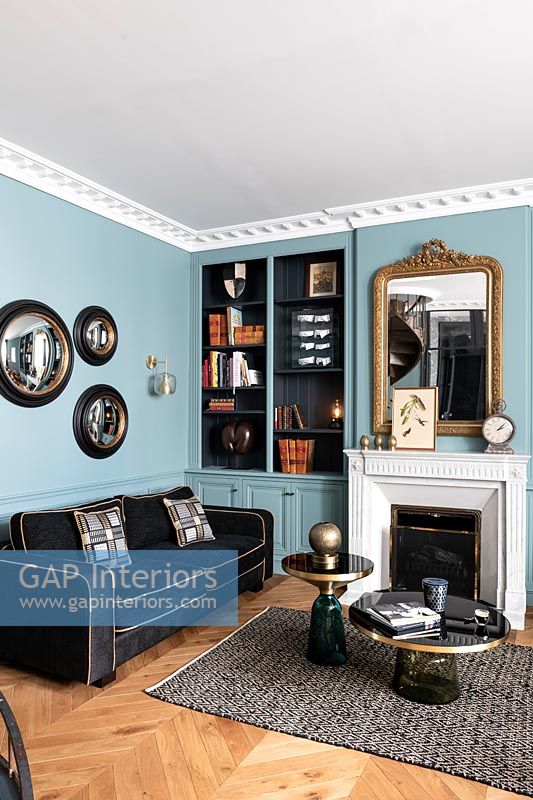Salon de style classique avec des murs peints en bleu