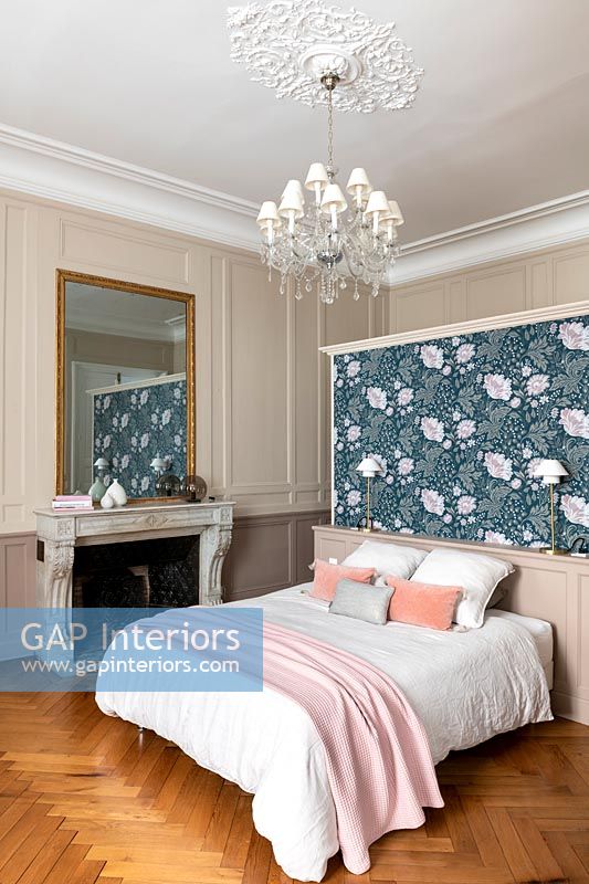 Mur de caractéristiques florales derrière le lit dans une chambre de style classique