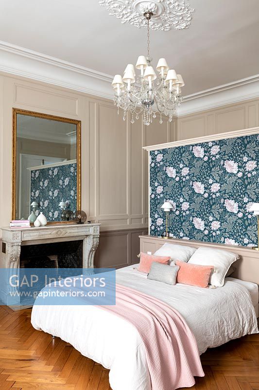 Mur de caractéristiques florales à la tête du lit dans la chambre classique