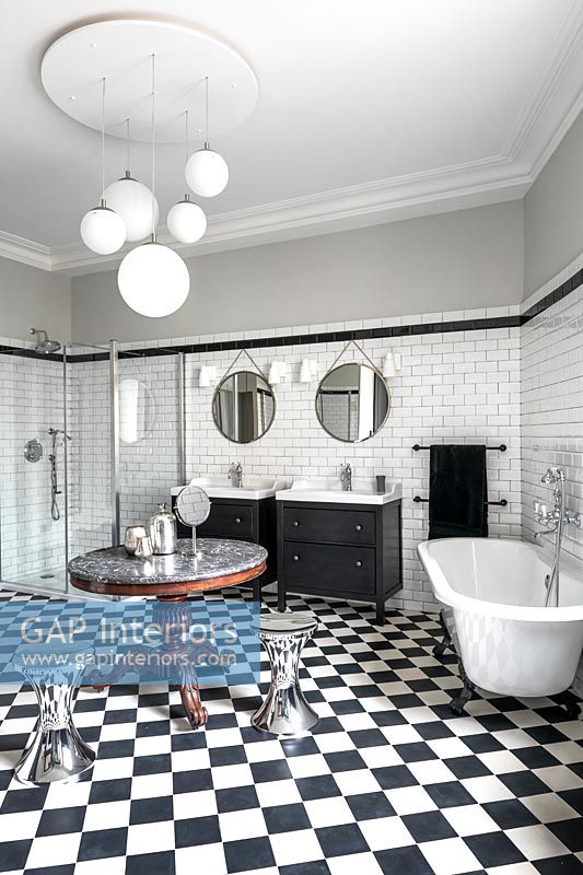 Salle de bain de style classique noir et blanc