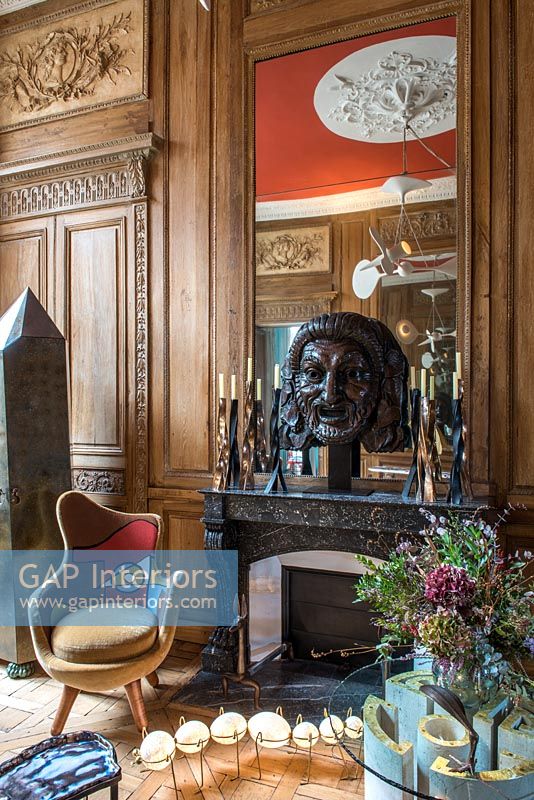 Salon éclectique rempli de meubles originaux et d'éléments d'origine