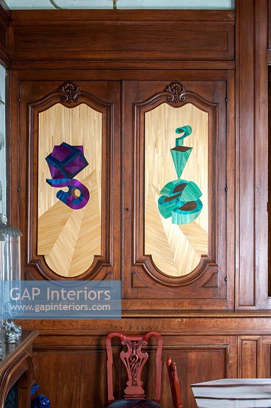 Portes de placard incrustées en bois colorées