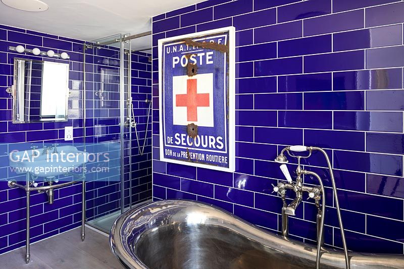 Carrelage bleu coloré dans la salle de bains moderne