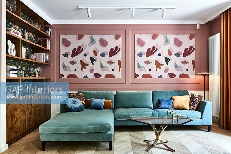 Salon moderne avec panneaux muraux peints