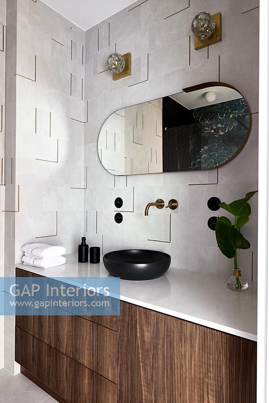 Salle de bains moderne avec carrelage texturé sur le mur et armoire en bois