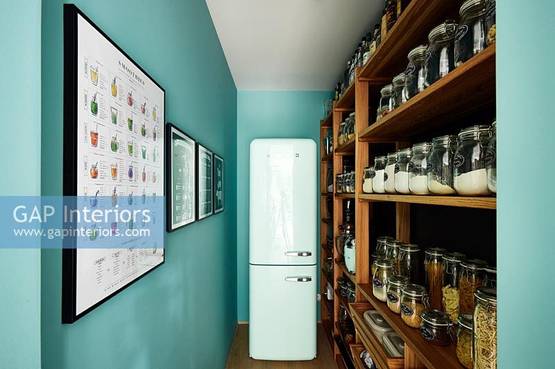 Réfrigérateur congélateur de style vintage dans un garde-manger moderne
