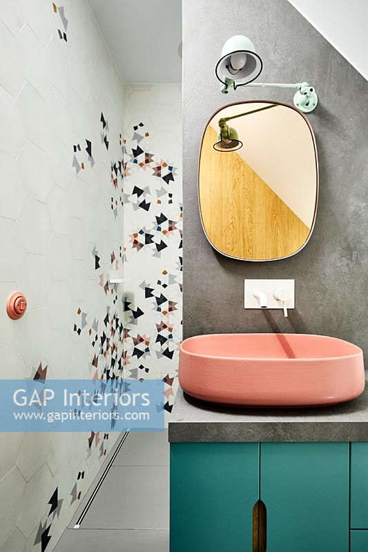 Teal et rose évier contre le mur de béton dans la salle de bains moderne