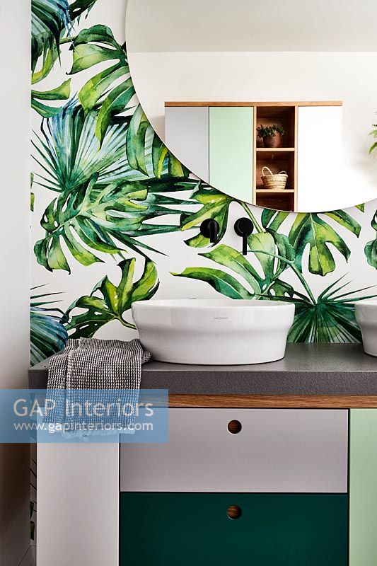 Salle de bain moderne avec papier peint à feuilles tropicales