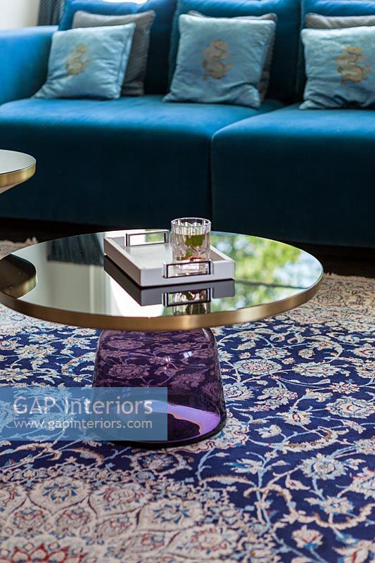 Table d'appoint inhabituelle en verre violet et métal sur tapis à motifs