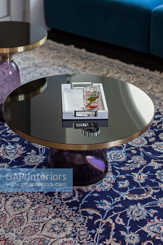 Table d'appoint inhabituelle en verre violet et métal sur tapis à motifs