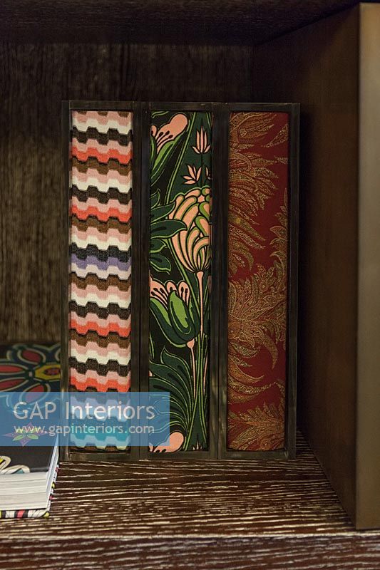 Livres couverts de façon décorative sur des étagères - détail