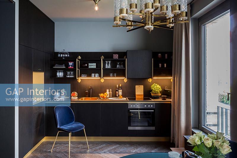 Cuisine-salle à manger moderne noire, grise et dorée