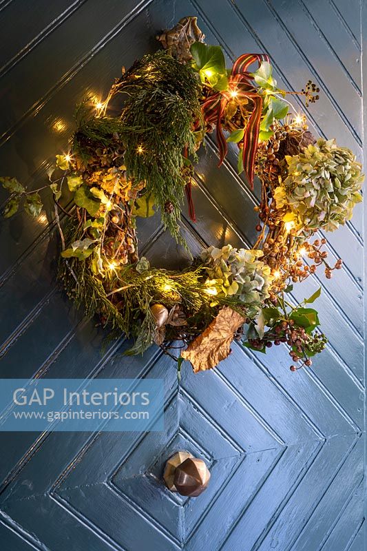 Guirlande de Noël sur la porte - couverte de guirlandes lumineuses
