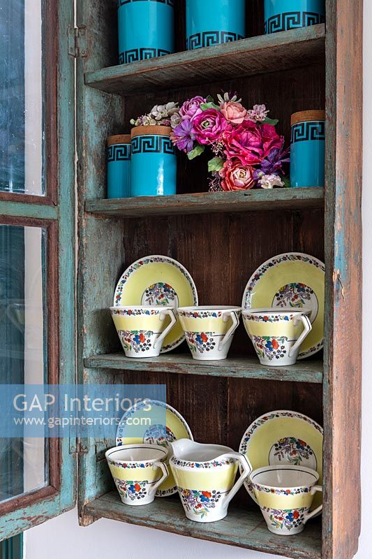 Affichage de service à thé vintage et bocaux de rangement dans une armoire murale