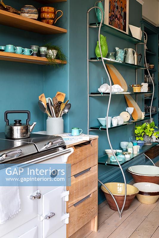 Poêle de style Aga dans une cuisine moderne avec des murs peints en bleu sarcelle