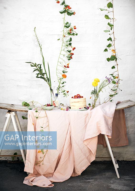 Table de jardin remplie de fleurs et de pique-nique