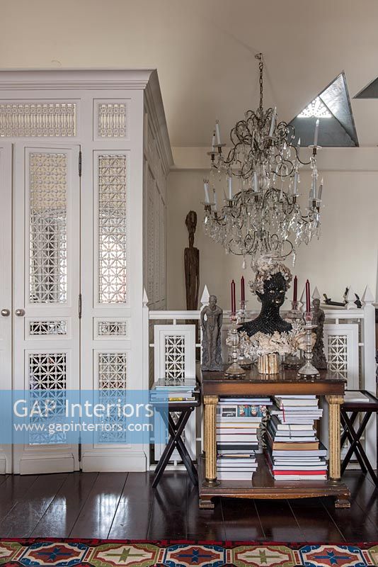 Portes blanches décoratives dans un salon éclectique