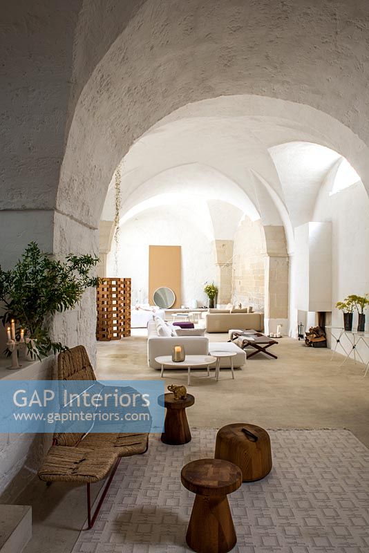 Plafonds voûtés en pierre dans un salon de campagne avec des meubles modernes