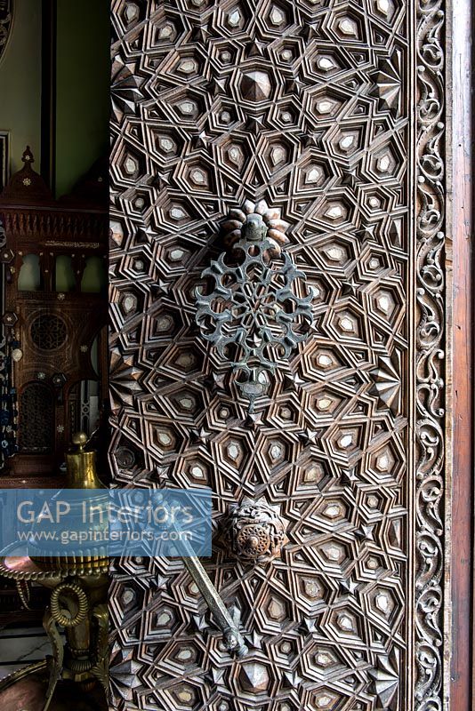 Porte d'entrée sculptée ornée - détail