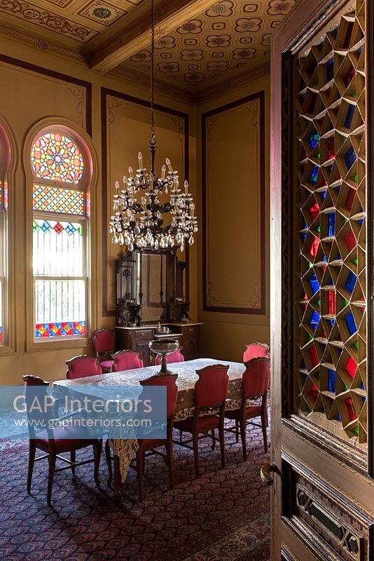 Salle à manger classique avec vitraux et plafonds décoratifs