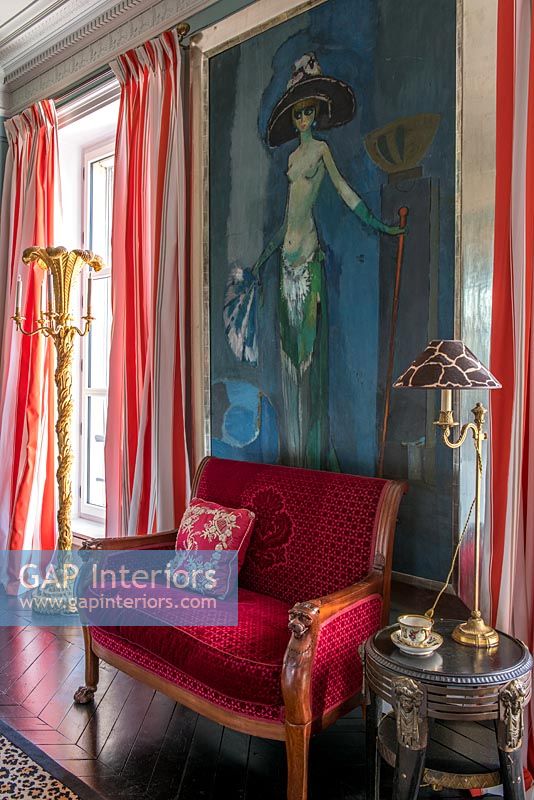 Salon classique coloré avec une grande peinture de nu