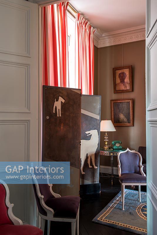 Salon éclectique avec meubles anciens et art moderne