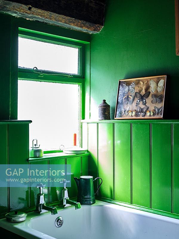 Salle de bain champêtre peint en vert vif