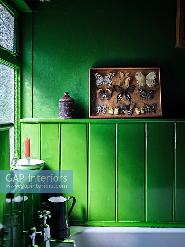 Salle de bains pays peint en vert vif - affichage de papillons