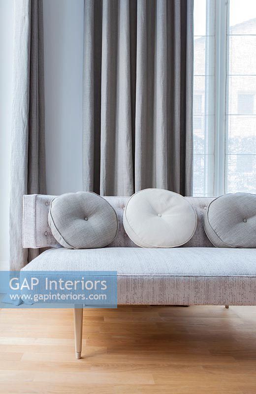 Canapé moderne gris pâle avec coussins ronds