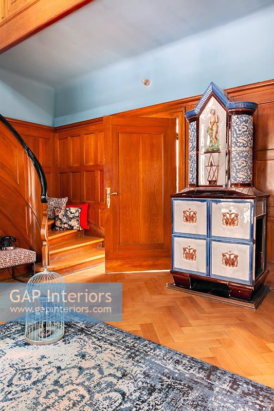 Escalier en bois classique - armoire antique inhabituelle dans le couloir