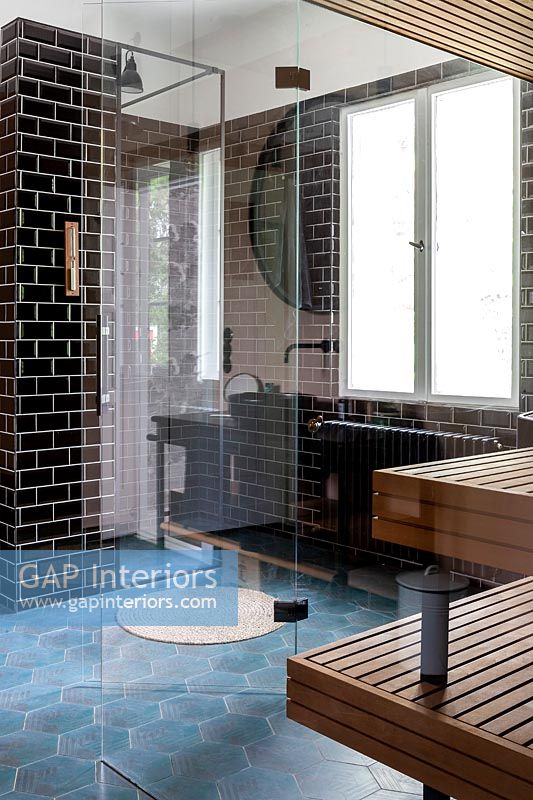 Salle de bain moderne - avec carrelage hexagonal bleu