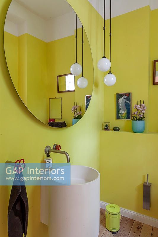 Salle de bains moderne peinte en jaune vif