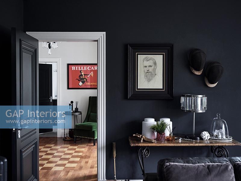Vue à travers la porte intérieure ouverte du salon moderne peint en noir