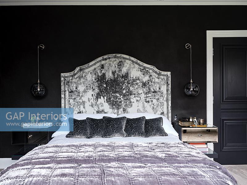 Chambre noir et blanc avec couvre-lit violet