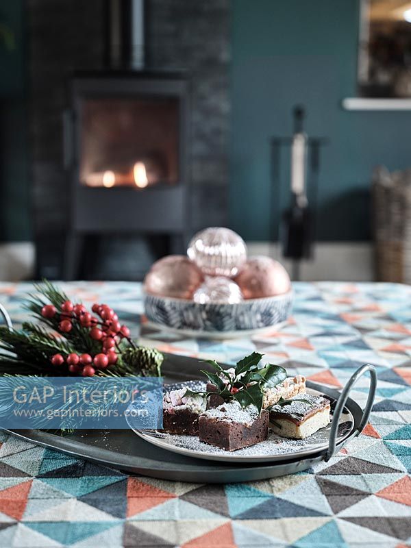 Gâteau et décorations naturelles sur le tabouret du salon pour Noël