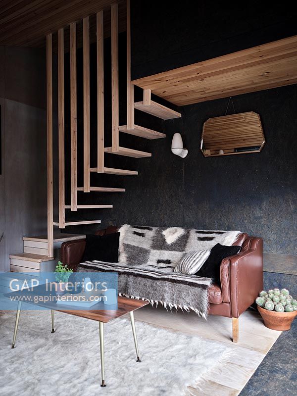 Escalier en bois flottant dans un salon moderne