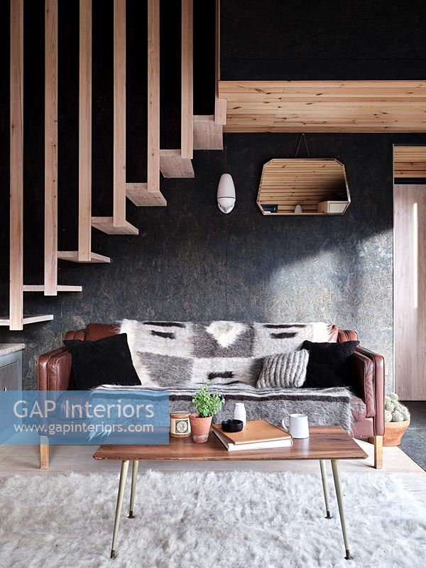 Escalier en bois flottant dans un salon moderne